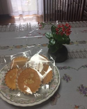 主人の退院お祝いに近所の美しき女性から手作りのお菓子をプレゼントです